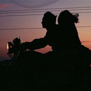 插入湿淋淋的小穴
